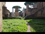 05520 ostia - regio iii - insula x - caseggiato degli aurighi (iii,x,1) - blick aus dem hof (raum 11) - ri cardo degli aurighi - ri suedwesten.jpg